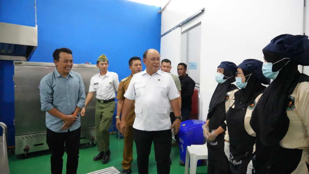 Dorong Ekonomi Rakyat melalui MBG, Kepala BGN Merangin Pantau SPPG di Bandung